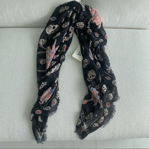 NWT JEWELED SPIDER 🕷 💀 ALEXANDER MCQUEEN CLASSIC SKULL SCARF - Picture 6 of 9